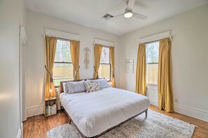 3 bedrooms, iron/ironing board, travel crib, internet - Houston Retreat in The Heights - 4 Mi to Dtwn (Houston)