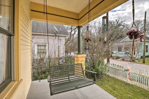 Terrace/patio - Houston Retreat in The Heights - 4 Mi to Dtwn (Houston)