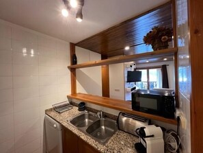 Kjøleskap, mikrobølgeovn, ovn og oppvaskmaskin