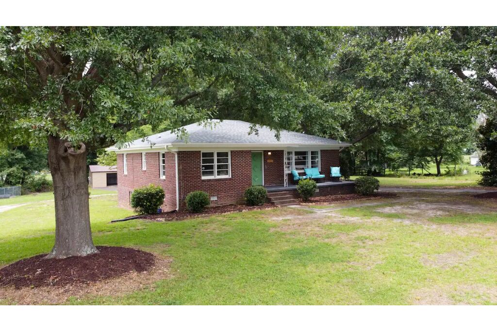 LOTS of outdoor space & very family/pet-friendly!