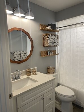 Duschwanne, Haartrockner, Handtücher, Seife