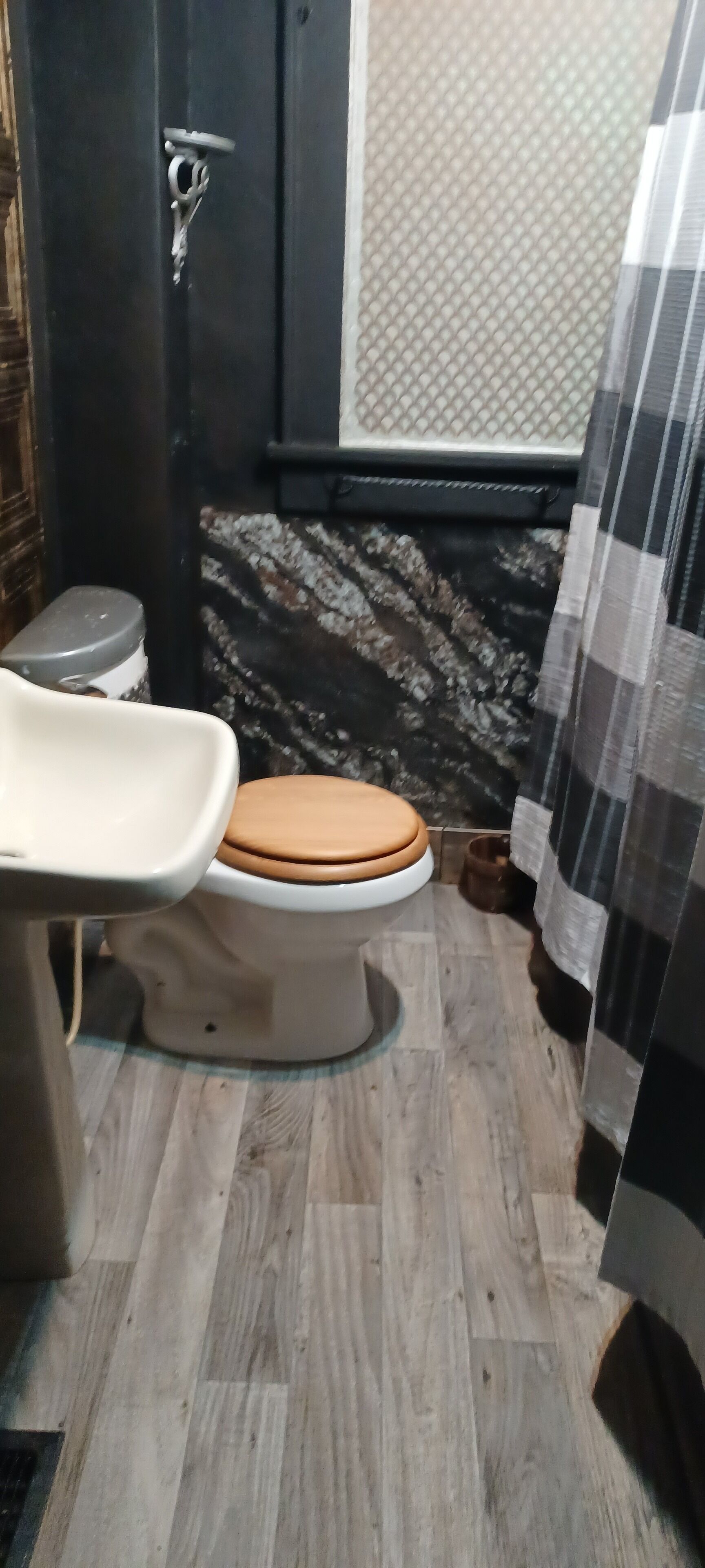 Ensemble douche/baignoire, sèche-cheveux, serviettes fournies, savon