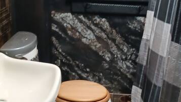 Ensemble douche/baignoire, sèche-cheveux, serviettes fournies, savon