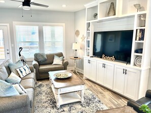 Smart TV - Upscale retreat--  Minutes to beach- Hot tub- Pool (Port Aransas)