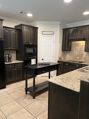 Private kitchen - Southern Hills PGA Vacation Estate w/ hot tub. <br>1/4 mile from golf course. (Tulsa)