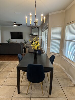 Dining - Southern Hills PGA Vacation Estate w/ hot tub. <br>1/4 mile from golf course. (Tulsa)