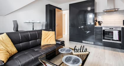 Comfortable 2BR Apartment in Bedford