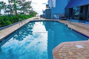 室内游泳池,室外游泳池