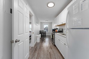 ثلاجة، ميكروويف، فرن، موقد طهي مسطح