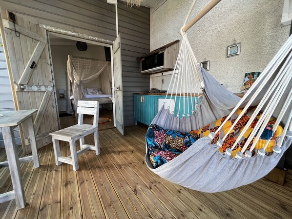 1 chambre, bureau, fer et planche à repasser, lit parapluie