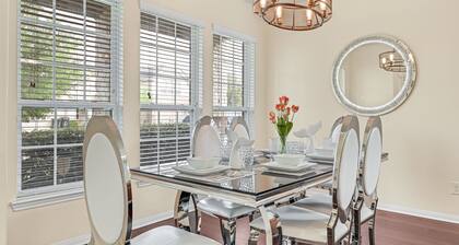 Lavender Wonder - 6 Bdrm, 3.5 bath with pool & spa