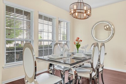 Lavender Wonder - 6 Bdrm, 3.5 bath with pool & spa