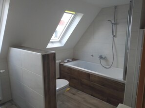 Badewanne, Haartrockner, Handtücher