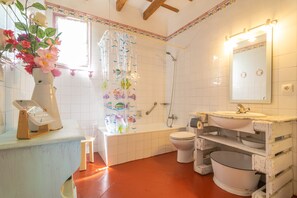 Duschwanne, Haartrockner, Bidet, Handtücher