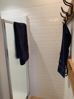 Douche, séchoir à cheveux, serviettes fournies, savon