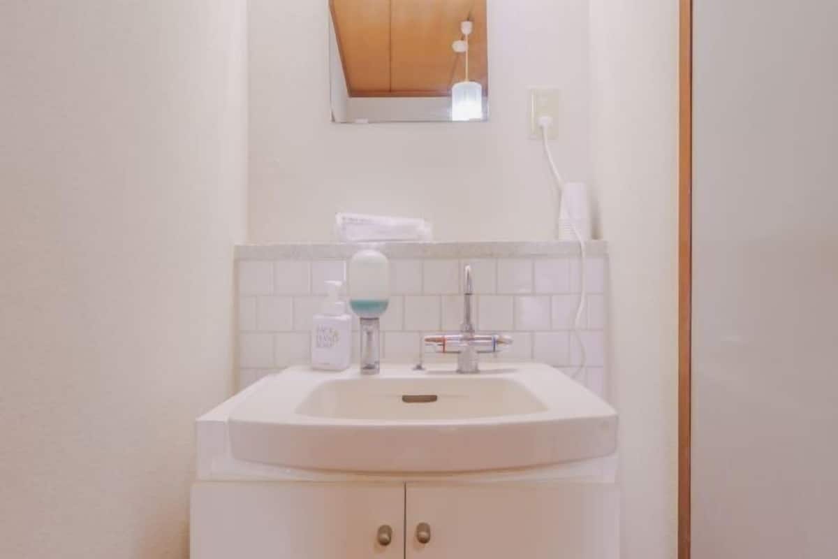 Haartrockner, Hausschuhe, Handtücher, Shampoo