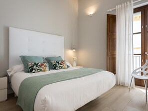 2 soverom, safe på rommet, strykejern/-brett og reiseseng for barn