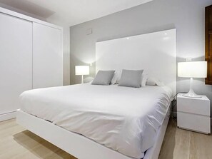 3 quartos, cofres nos quartos, ferros/tábuas de passar roupa