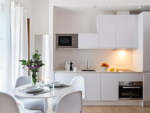Fridge, microwave, oven, dishwasher - PALACIO BUENAVISTA LUXURY APARTMENTS 1.1. (Sevilla)