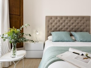 2 soverom, safe på rommet, strykejern/-brett og reiseseng for barn