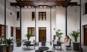 Dining - PALACIO BUENAVISTA LUXURY APARTMENTS 2.3. (Sevilla)