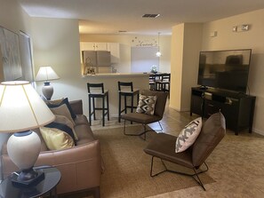 Smart TV, books - Great value! with Private pool and game room in gated community (Haines City)