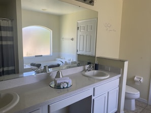 Bathtub, hair dryer, towels, soap - Private Paradise! Beautiful Villa with game room and private pool great getaway (Haines City)