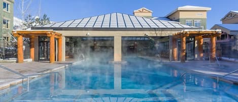Una piscina techada, una piscina al aire libre
