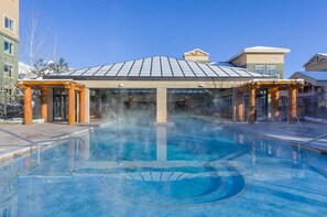 Una piscina cubierta, una piscina al aire libre