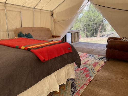 Elk Ridge Casita/Glamping in large canvas tent with stunning views