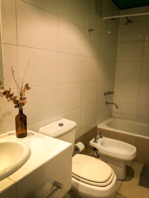 تجهيزات دش، مراحيض شطف، مناشف