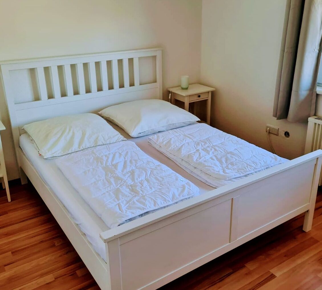 2 bedrooms, travel crib, WiFi (free), bed sheets