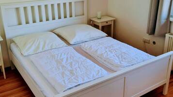 2 bedrooms, travel crib, WiFi (free), bed sheets