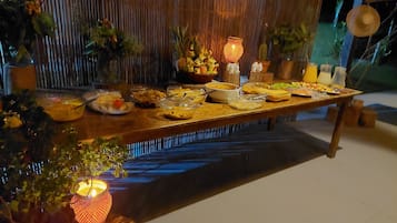Serveert ontbijt, lunch, Braziliaanse gerechten, uitzicht op de tuin