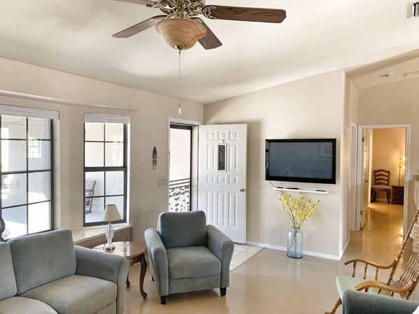 Smart TV, offices, printers - Desert Backdrop | Trail Access | Pets | Fire pit (Lake Havasu City)