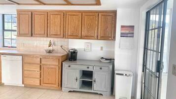 Kylskåp, mikrovågsugn, ugn och spishäll