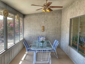 Dining - Desert Backdrop | Trail Access | Pets | Fire pit (Lake Havasu City)