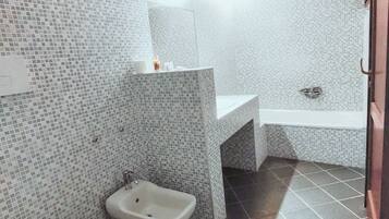 Tina con regadera y bidet