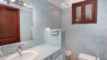 Combined shower/tub, bidet