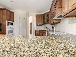 ثلاجة، ميكروويف، فرن، موقد طهي مسطح