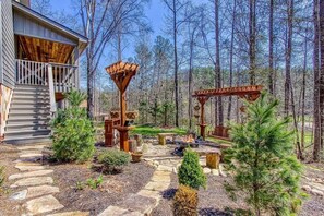 Outdoor dining - Gorgeous 4BR Luxury Lodge! +Fire Pit +Large Yard (Sevierville)