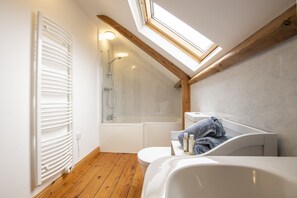 Hair dryer, towels - Threp'nybit Cottage, Helmsley, North York Moors (Pockley)