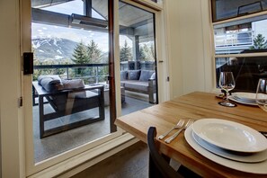 Interior - 4 bed/3 bath twnhse w stunning Mtn view & HOT TUB (Whistler)