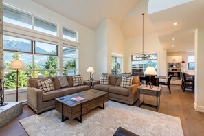 Smart TV, fireplace, books, stereo - 4 bed/3 bath twnhse w stunning Mtn view & HOT TUB (Whistler)