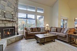 Smart TV, fireplace, books, stereo - 4 bed/3 bath twnhse w stunning Mtn view & HOT TUB (Whistler)