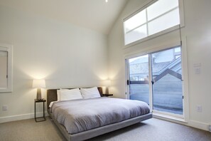 3 bedrooms, iron/ironing board, travel crib, free WiFi - 4 bed/3 bath twnhse w stunning Mtn view & HOT TUB (Whistler)