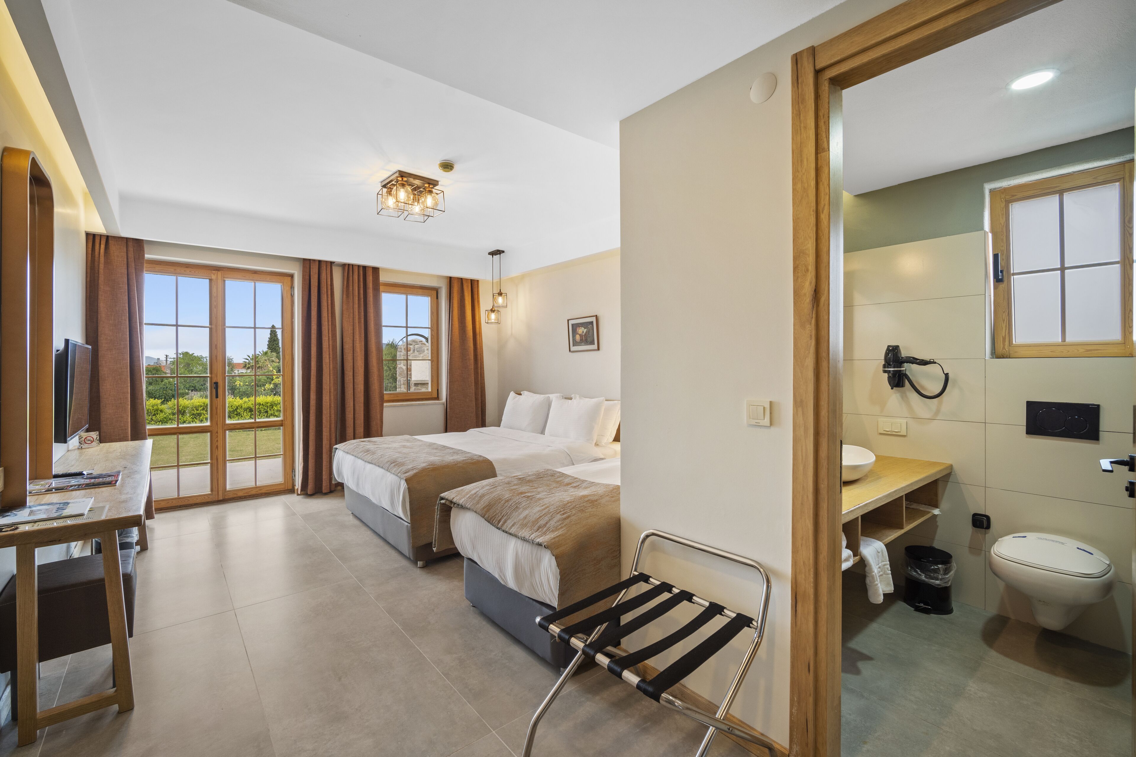 standard triple room | 1 bedroom, premium bedding, in-room safe, desk