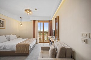 Standard Room | Premium bedding, in-room safe, desk, laptop workspace