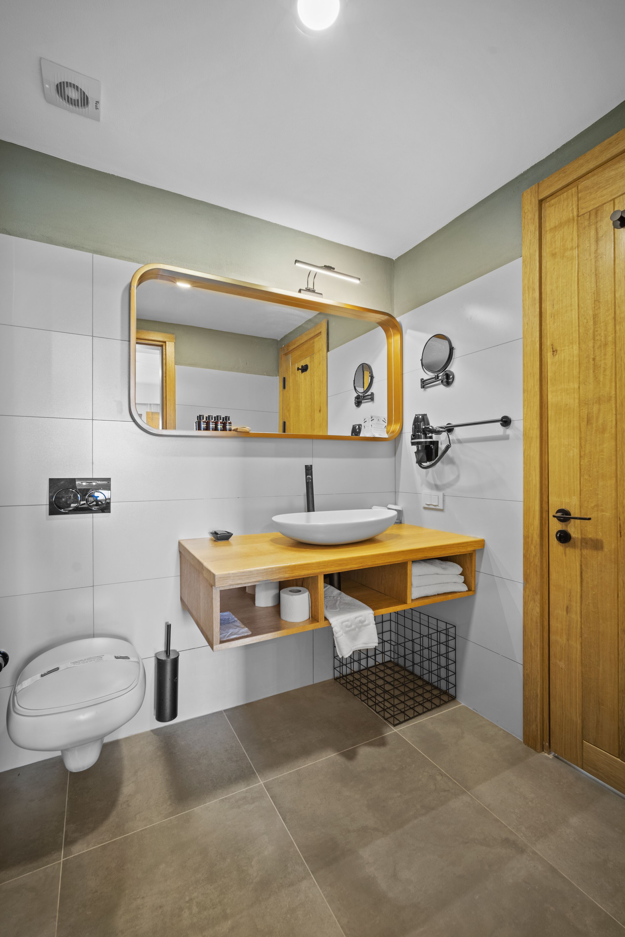 standard room | bathroom | shower, rainfall showerhead, free toiletries, hair dryer