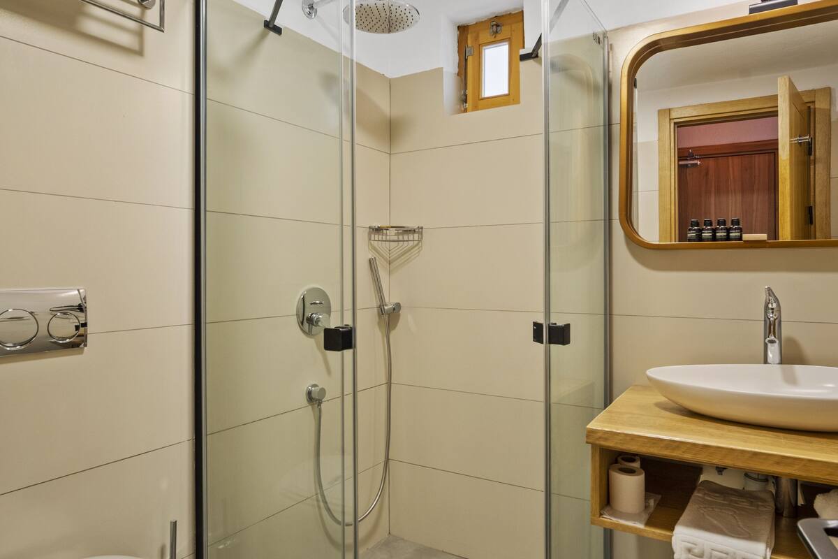 premium room, non smoking, garden view | bathroom | shower, rainfall showerhead, free toiletries, hair dryer